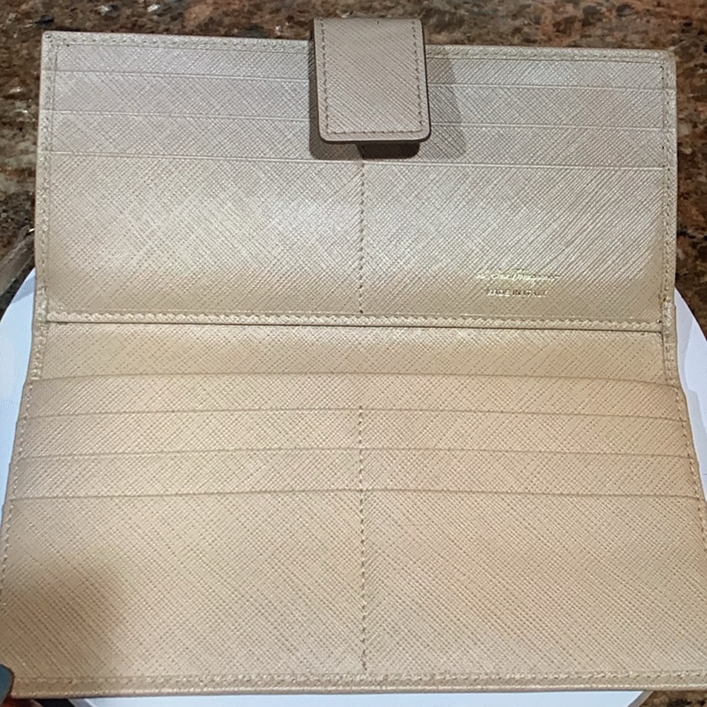 Salvatore Ferragamo Beige Leather Continental Wallet with Gold Logo - Picture 5 of 12